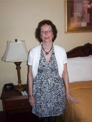 Shaggy haired older woman can't live without sending her younger partner provocative fotos
