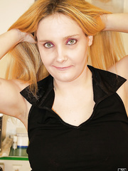 European mother I'd like to fuck on high heels widens her vagina at the gyno