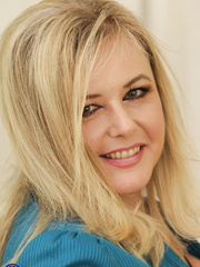 Cumbrous housewife plays with her fur pie after stripping to nylons