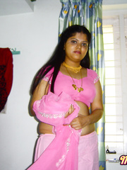 Cumbrous Indian beauty Neha acquires completely bare on her daybed in solo act