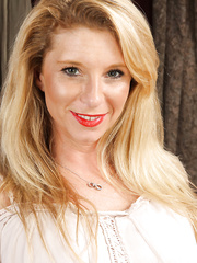 Midst-mature housewife Jasper Shelton toys her shaved vagina after getting undressed