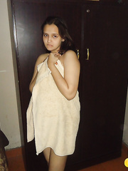 Indian sweetheart covers up her preggy stomach bump and mambos with baths towel