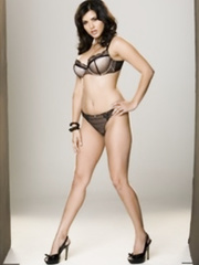 Irresistible Indian gal Sunny Leone showing her perfection in hawt underware