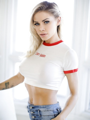 Hawt golden-haired Jessa Rhodes takes of blue jeans to pose naked in red sneakers