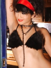 Indian pornstar Sunny Leone cuts her hot hose with a large knife