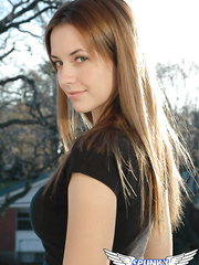 Dilettante solo gal lifts her shirt up over her brassiere on the balcony