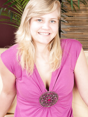 Dilettante college angel Roxy Lovette freeing pink love tunnel from underclothes