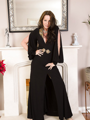 Sexy aged Marlyn widens in sheer hose & stretches nude wet crack lips wide