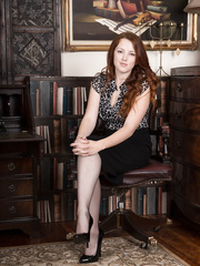 Spruce rich beauty Jenny Smith gives a admirable view of her hirsute wet crack in the study