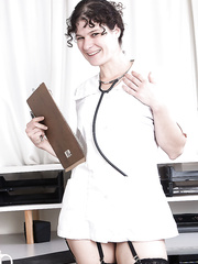 Older brunette hair Sunshine shedding doctor garb in advance of exposing bushy cunt