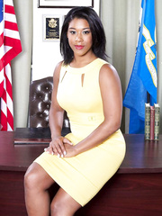 Michelle Obama lookalike strips in oval office for a 3some