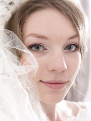 Solo beauty Amber S tugs on pubic hairs after freeing her bush from wedding gown