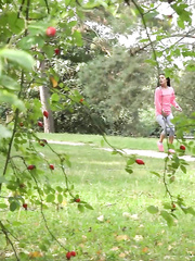 Jogger Lexi Dona can't hold it on her morning run and has to pee in the park
