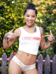 Ebon solo model Babe Gold exposes her petite wobblers in hawt pants