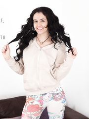 Cute dilettante Sophie Smith sheds her white pants to disclose her shaggy beaver