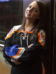 Hottie with consummate supple body Foxy Di enjoys sports and posing for hawt fotos