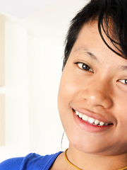 Thai solo gal Paw takes off all her clothing for a Farang on the prowl