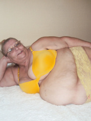 Sexy in yellow bbw any one want to send me something sexy