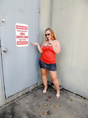 Plump non-professional Dee Siren toys and fist her fur pie in advance of taking a piddle