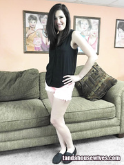 Slender female Deliah Dukes acquires completely undressed previous to blow job sex on her knees