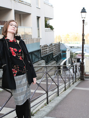 Aged French lady with a sexy wazoo rides atop a 10-Pounder with her glasses on
