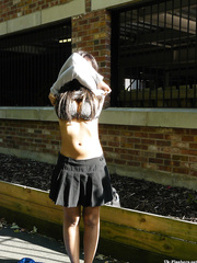 Swarthy babe fingers her slit on roadway during the time that a jogger passes by