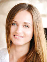 Slender dark brown babe Vittoria unveils her orgasmic bawdy cleft outside