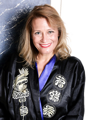 Aged housewife Jade Allan plays with hairless vagina whilst taking a baths