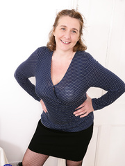 Aged British housewife sinks a sex tool in her vagina in mesh nylons