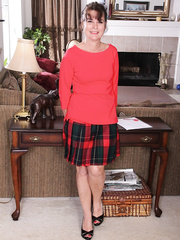 Mature woman Bridget Calling lets her hair down previous to showing her juicy beaver