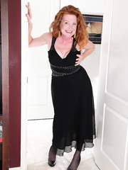 Sexy older Tami Estelle undressing to present her floppy pointer sisters & widen vagina