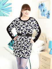 Chic hot fatty shows a luscious bare upskirt with sexy gazoo high for toying