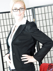Luxurious secretary mother I'd like to fuck Camryn Cross showing off large breasts and ass