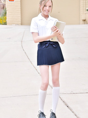 Agreeable golden-haired schoolgirl loves widening her snatch and ramming it