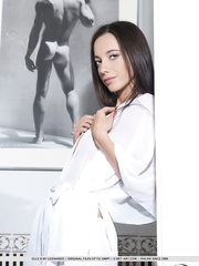 Slim model Elle D widening undressed to naked shaved bawdy cleft & hawt butt in nude feet