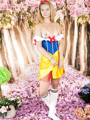 Cosplay cutie Pop sheds Snow White suit to show in nature's garb twat in knee socks