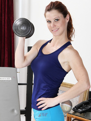 Fit thirty plus lady Jessica Adams pumps metallic in the bare during home workout