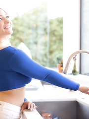 Hawt hotties Hadley Viscara adn Nia Nacci kiss during interracial lesbo sex