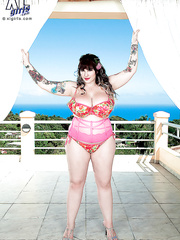 Pinup plumper in bikini Dors Feline showing her massive jugs outdoor