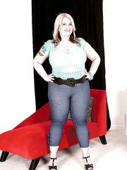 Corpulent and breasty blond Porsche Dali exposing her large gazoo and mambos