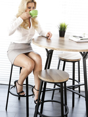 Blond mommy India Summer receives cum on her body after hardcore sex