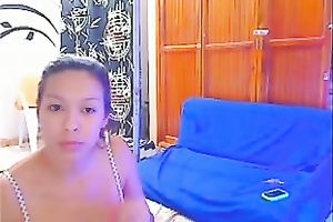 Webcam chat playgirl shows her large arse and fingers her snatch