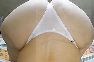 Latina bootylicious milf honey shows her fabulous ass