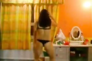 Webcam video with Paki doxy dancing and showing her body