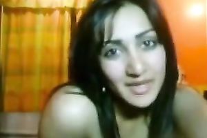 Webcam video with Paki doxy dancing and showing her body