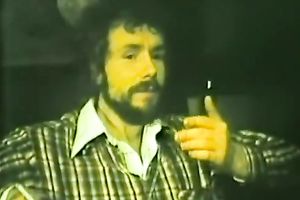 Retro porn scene with 2 excited brunettes sharing one dick in trio