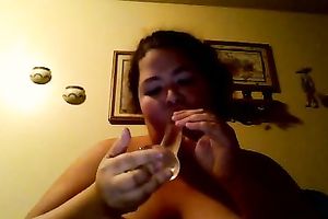 My obese girlfriend thinks that that babe looks hot whilst masturbating