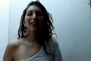 Comely web camera dark brown with natural milk shakes rubs her nipps