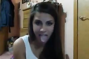 Strikingly charming webcam model shows off her lengthy tongue