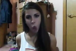 Strikingly charming webcam model shows off her lengthy tongue